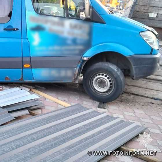 У Кропивницькому водій мікроавтобуса Mercedes-Benz зніс паркан (ФОТО)